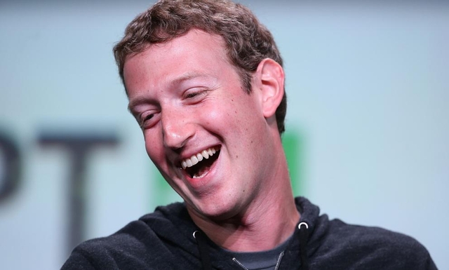 Mark Zuckerberg grinst