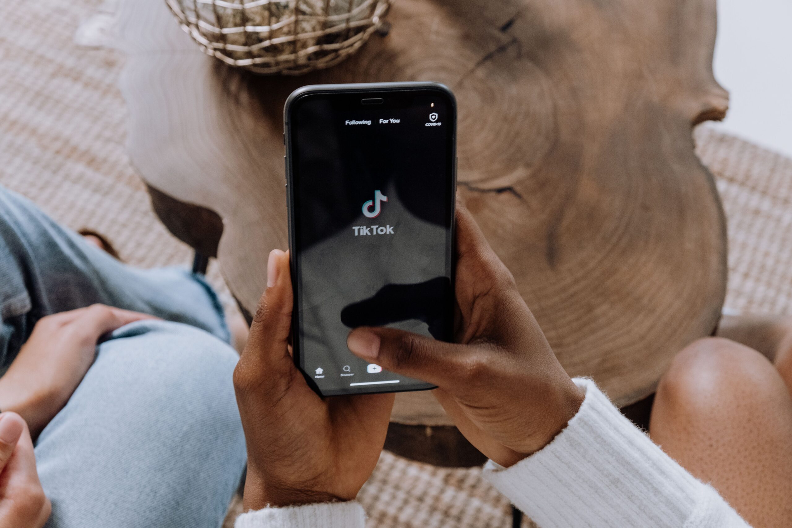 Person hält ein Handy. mit geöffneter TikTok App
